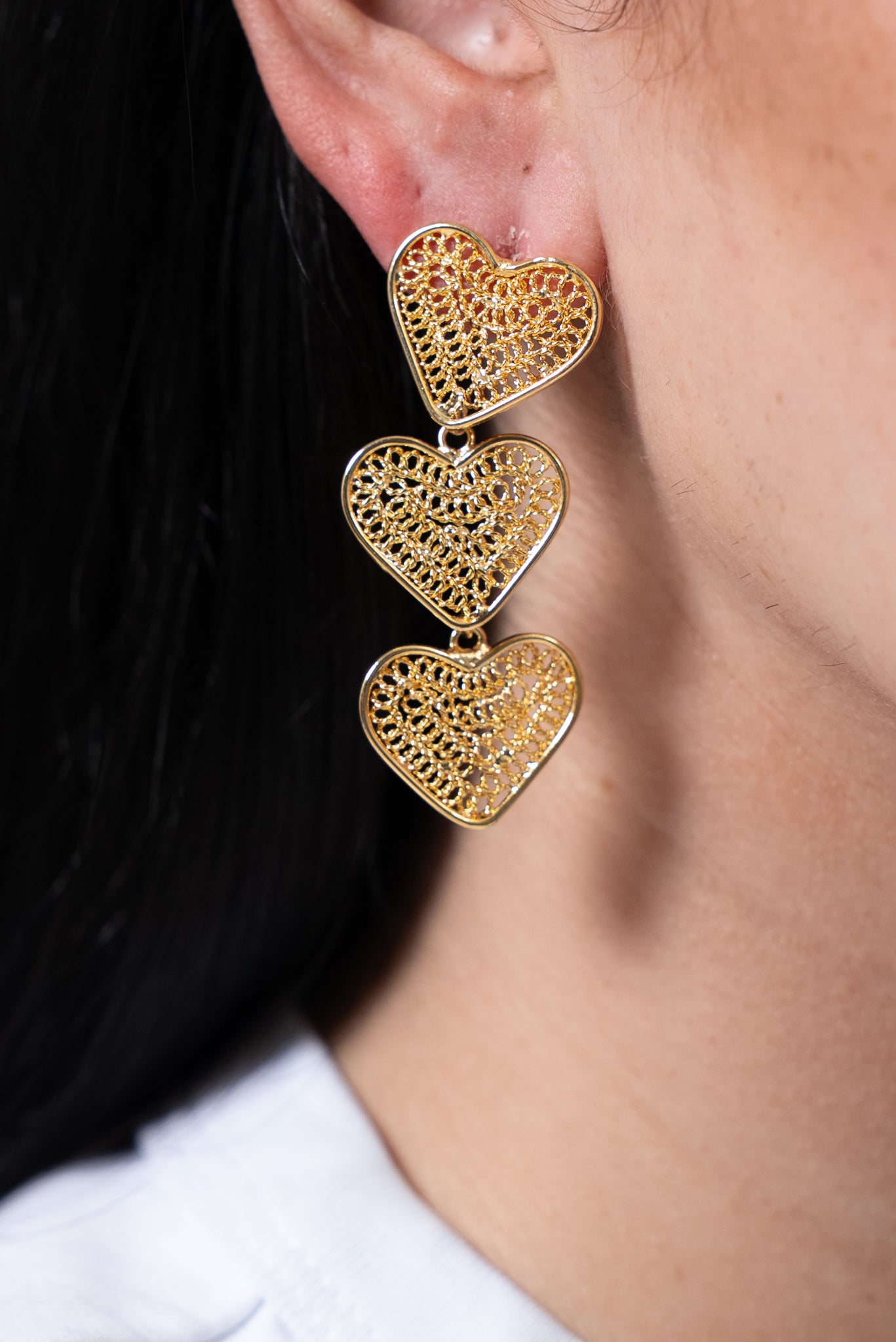 Aros dorados calados con tres corazones