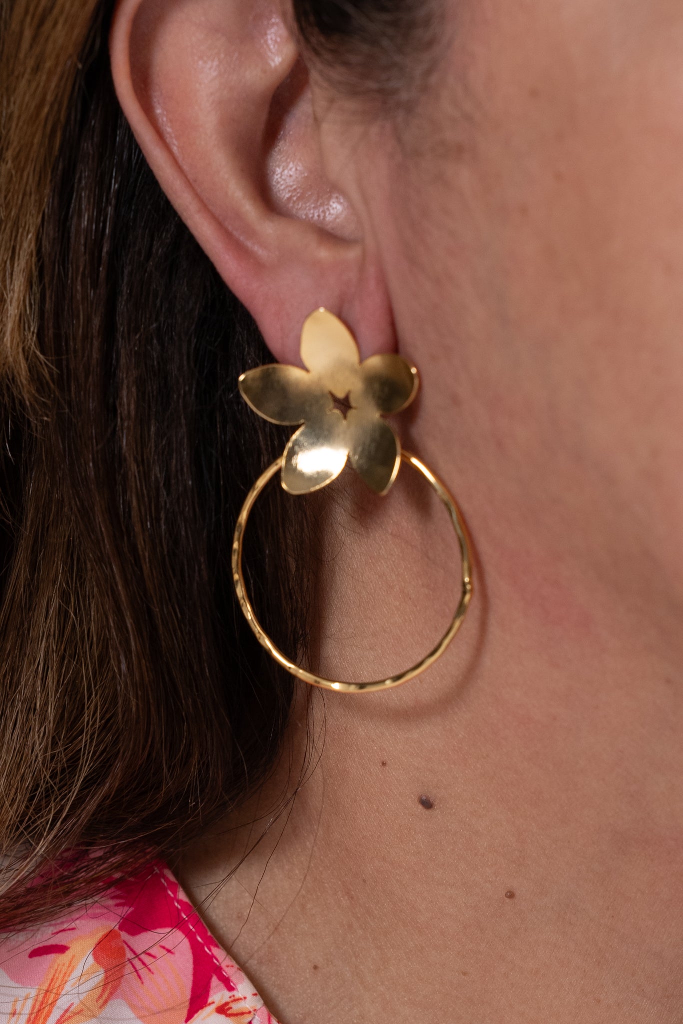 Aros dorados con flor metálica