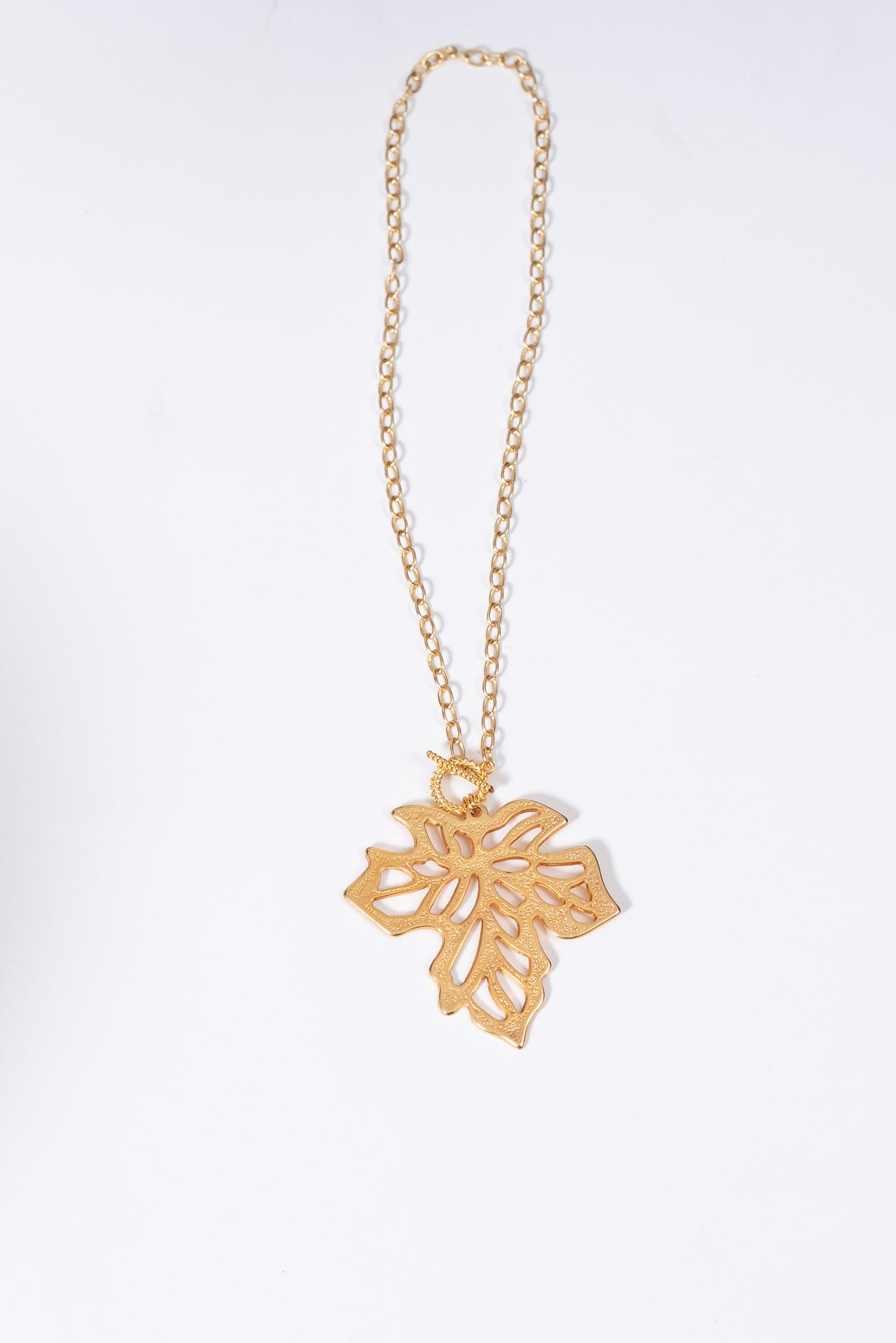 Collar dorado con dije