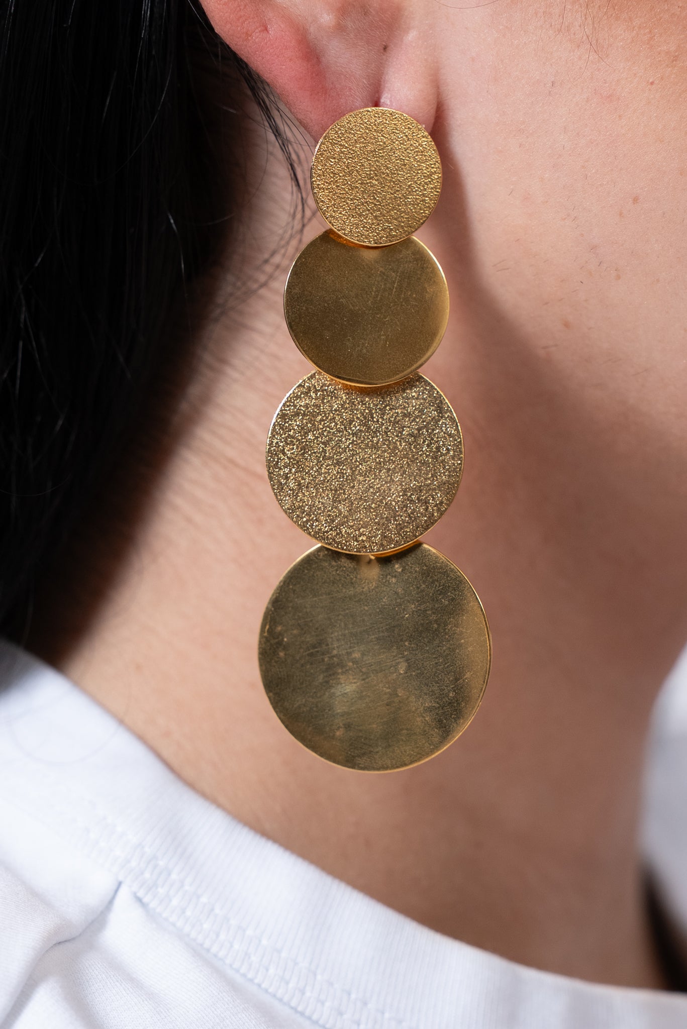 Aretes circulares dorados largos