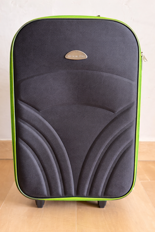 Maleta de Mano American Style Negra con Detalles Verdes | Equipaje Práctico y Resistente