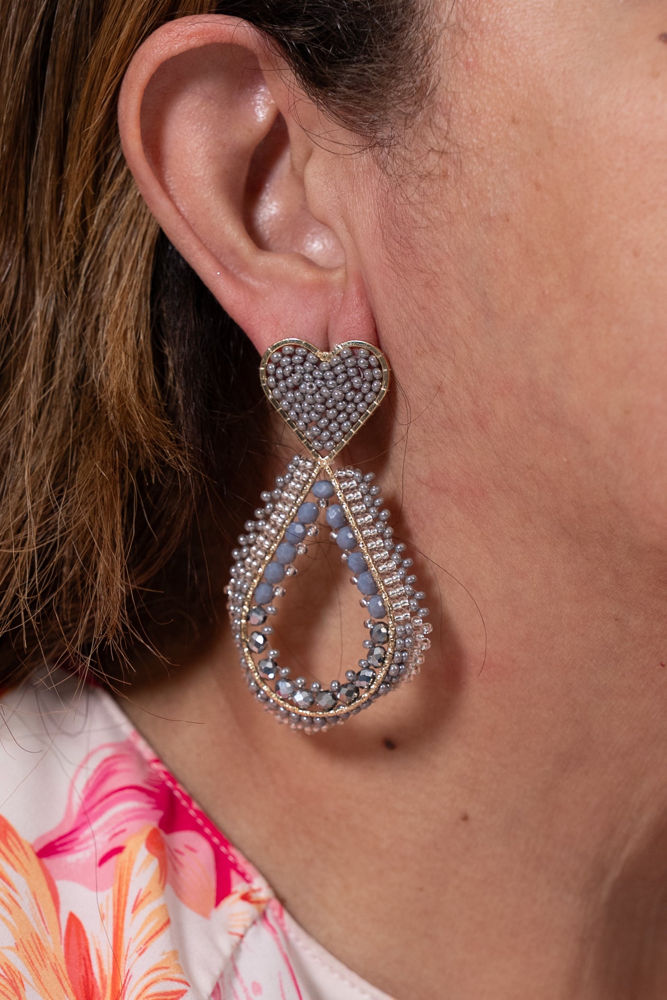 Aros plateados en forma de gota con base de corazón, completamente decorados con moisanitas.