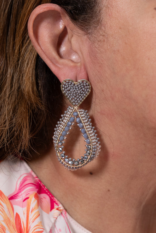 Aros plateados en forma de gota con base de corazón, completamente decorados con moisanitas.