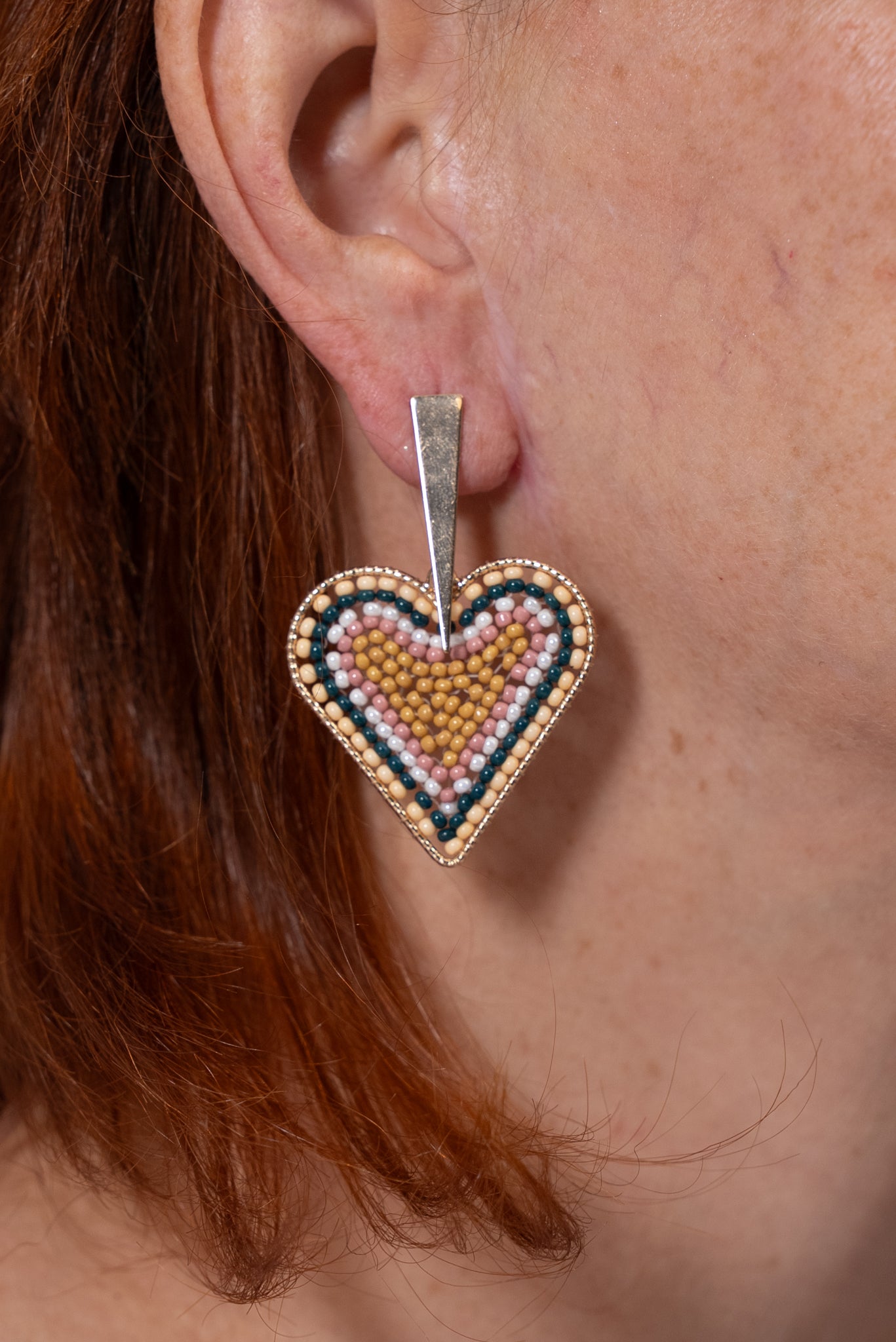 Aros en forma de corazón con diseño tejido
