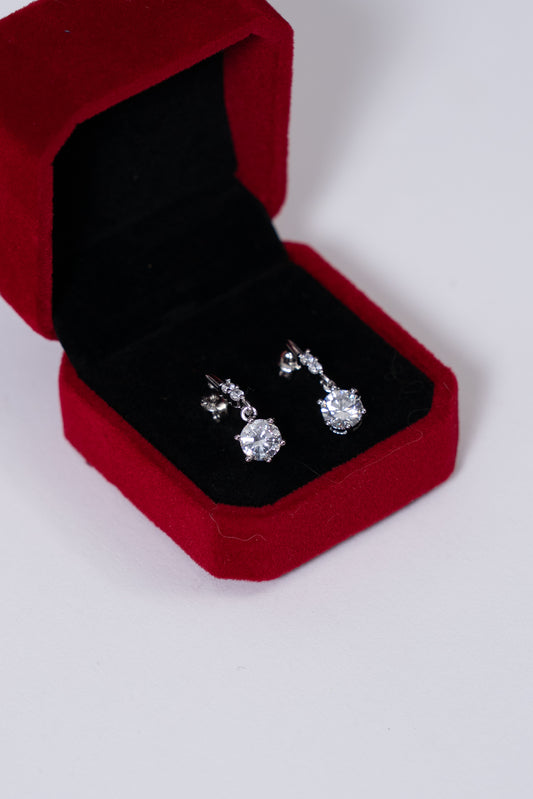 Aros plateados con moisanita en corte redondo y engaste brillante.