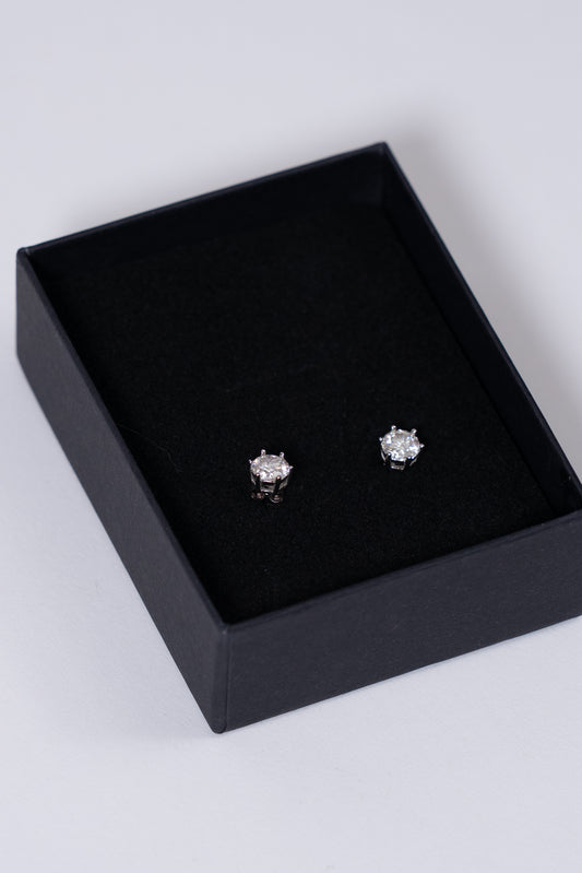 Aros plateados tipo stud con moisanita en corte redondo.