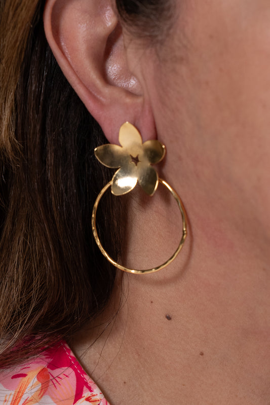 Aros dorados con flor metálica arriba y argolla delgada colgante.