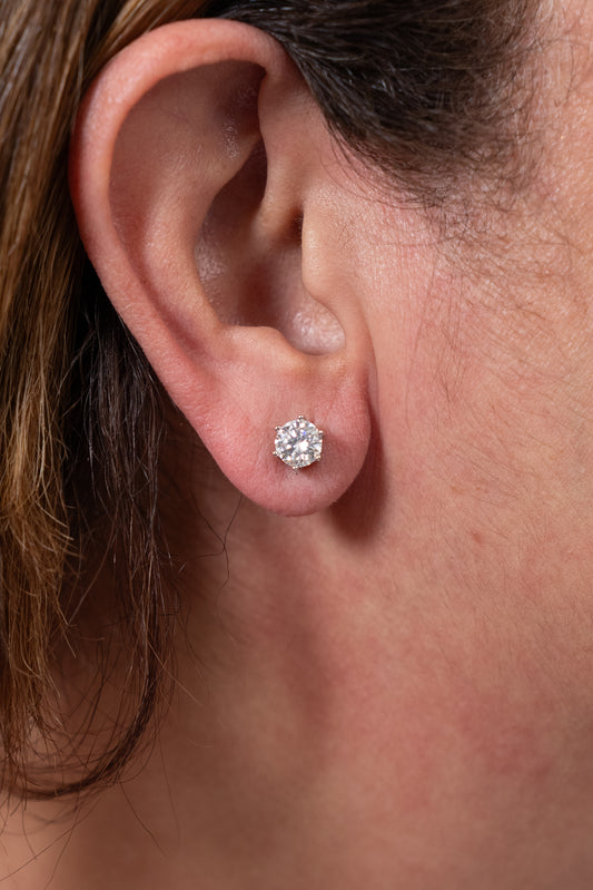 Aros plateados tipo stud con moisanita en corte redondo.