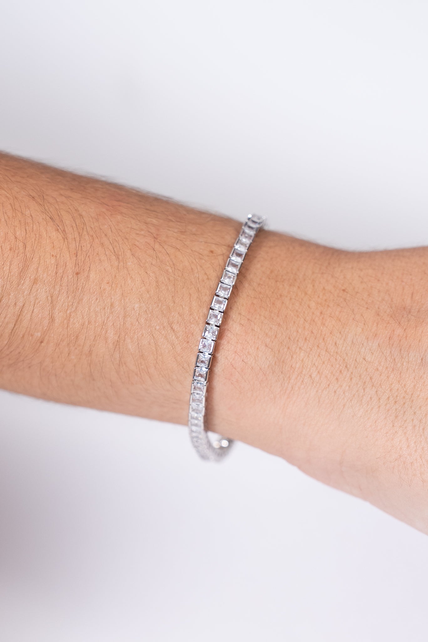 Pulsera plateada estilo tenis con moisanitas en línea.