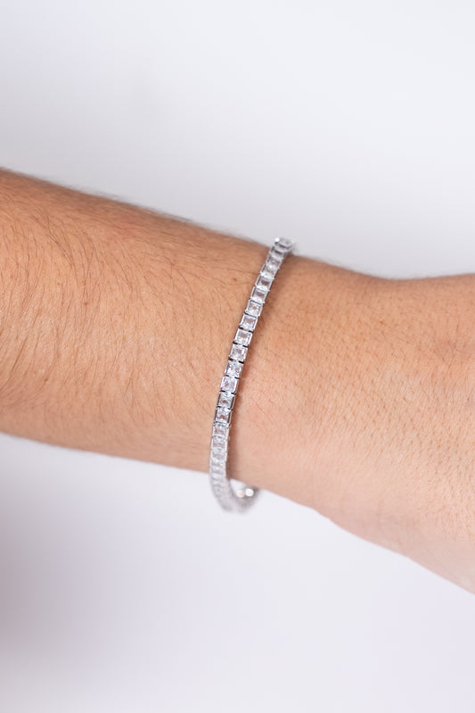 Pulsera plateada estilo tenis con moisanitas en línea.