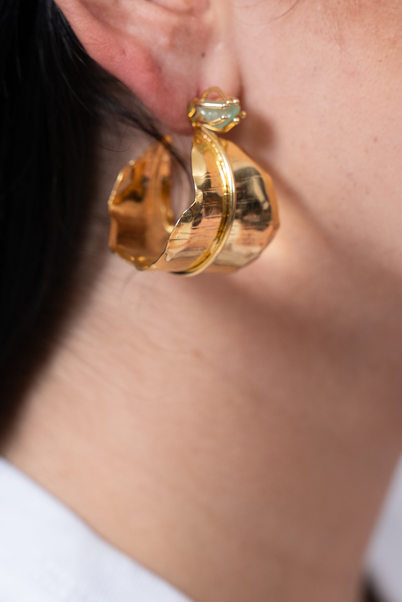 Aros dorados medianos con diseño