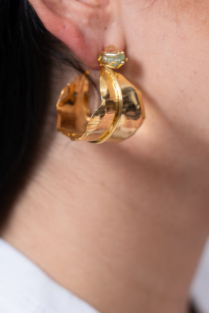 Aros dorados medianos con diseño