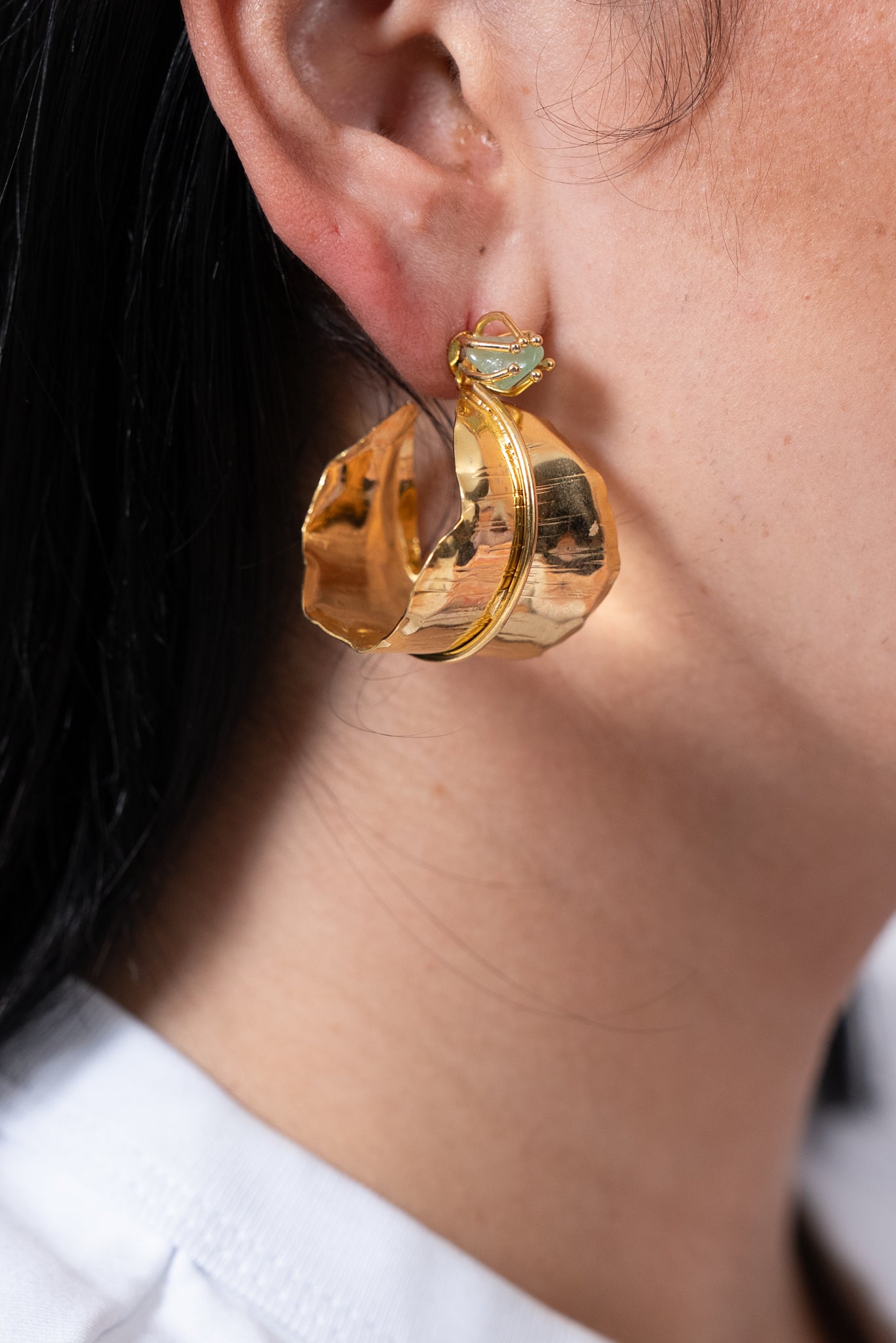 Aros dorados medianos con diseño