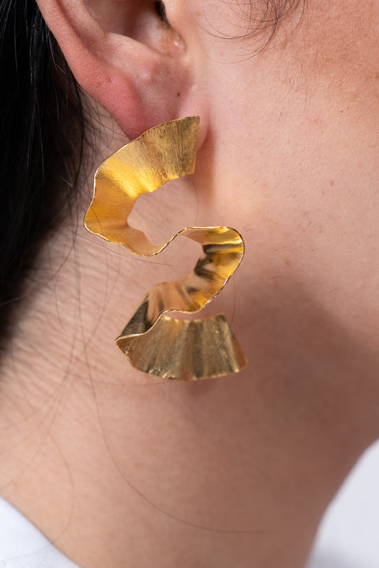 Aros dorados con diseño ondulado en dos piezas texturadas.