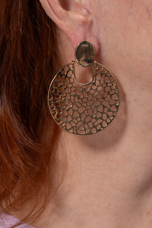 Aros dorados con base redonda y pieza colgante circular calada.