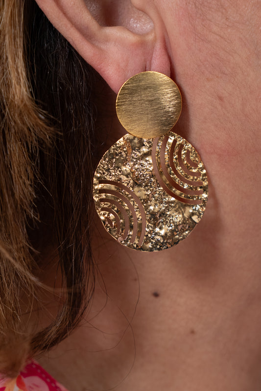 Aros dorados con dos piezas circulares: una lisa arriba y una texturada abajo.