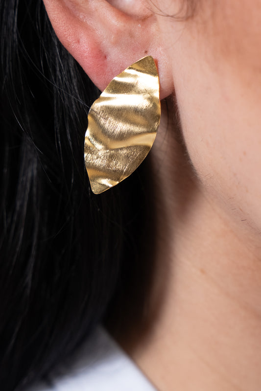 Aros dorados pequeños con pieza metálica en forma de hoja.