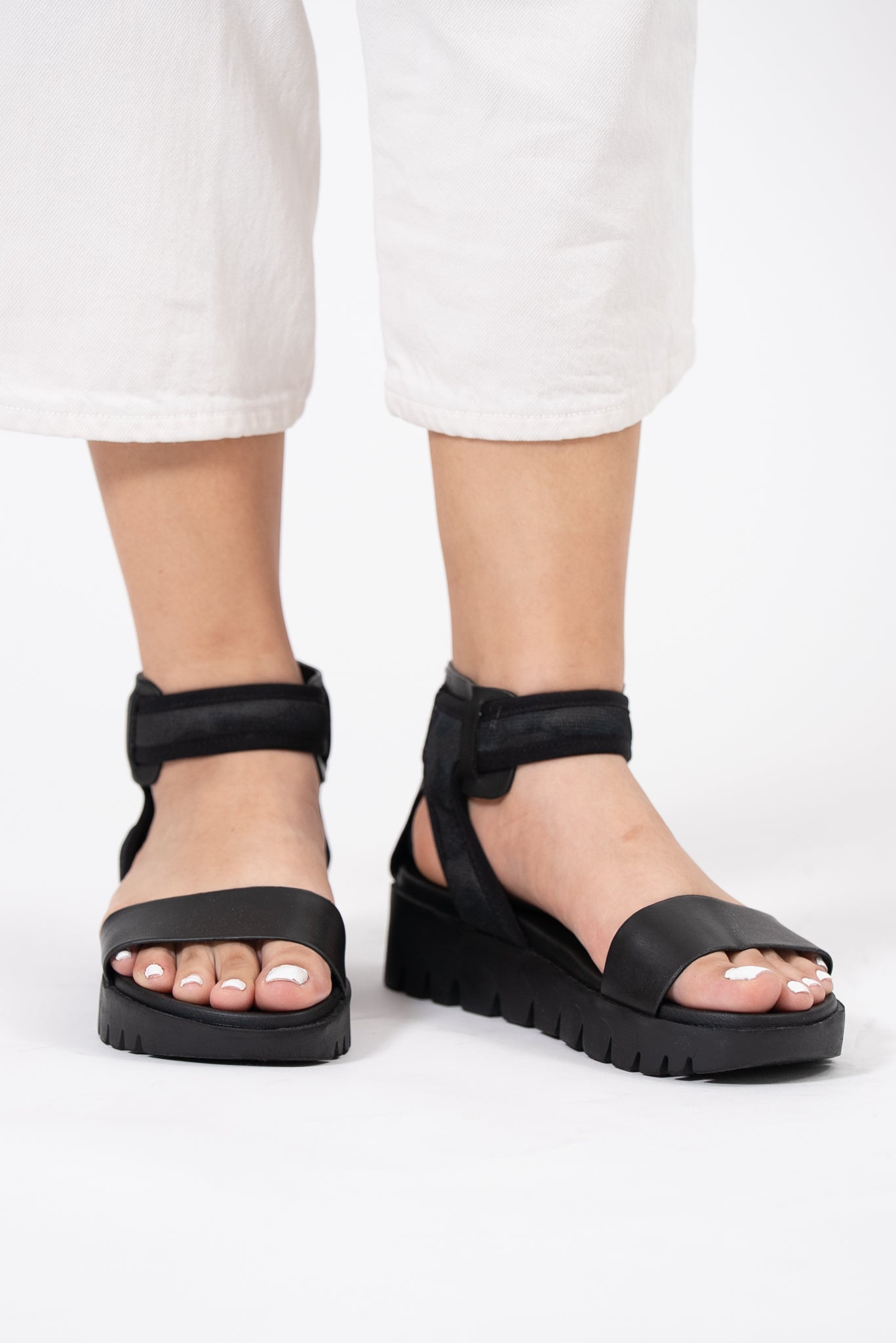 Calzado De Mujer Mia (Talla: 7 & 5)